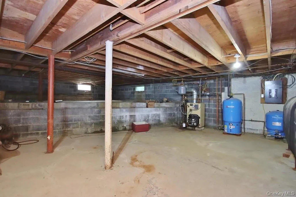 Unfinished basement, great storage or workshop area Unfinished basement, great storage or workshop area