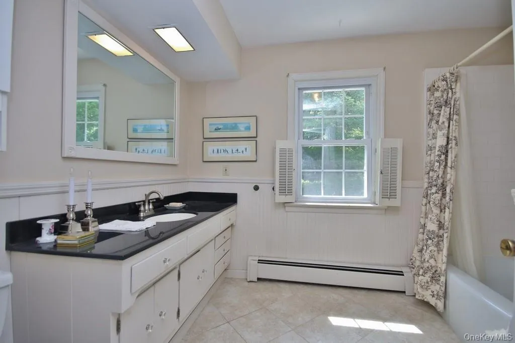 Second full bath on 2nd floor Second full bath on 2nd floor