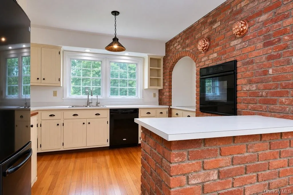 Impressive brick wall/island in kitchen Impressive brick wall/island in kitchen