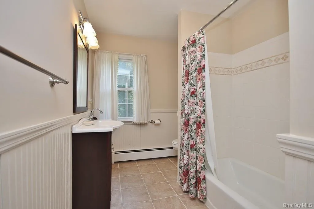 Full bath on 2nd floor Full bath on 2nd floor