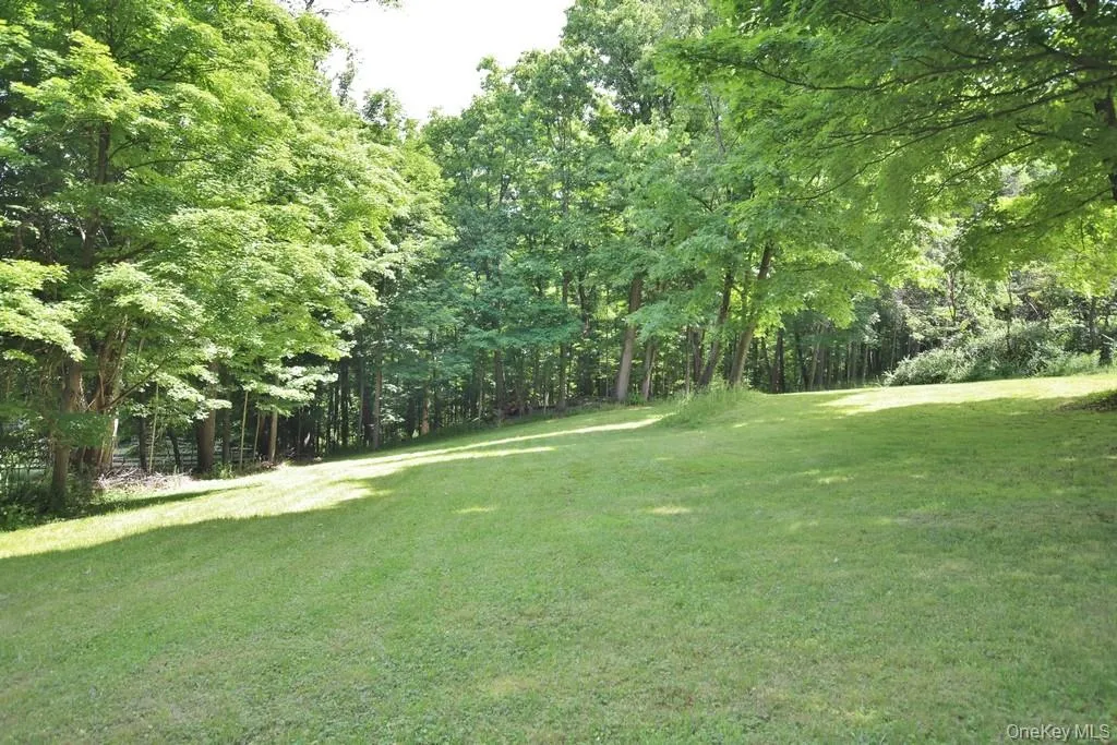 Spacious yard and very private Spacious yard and very private