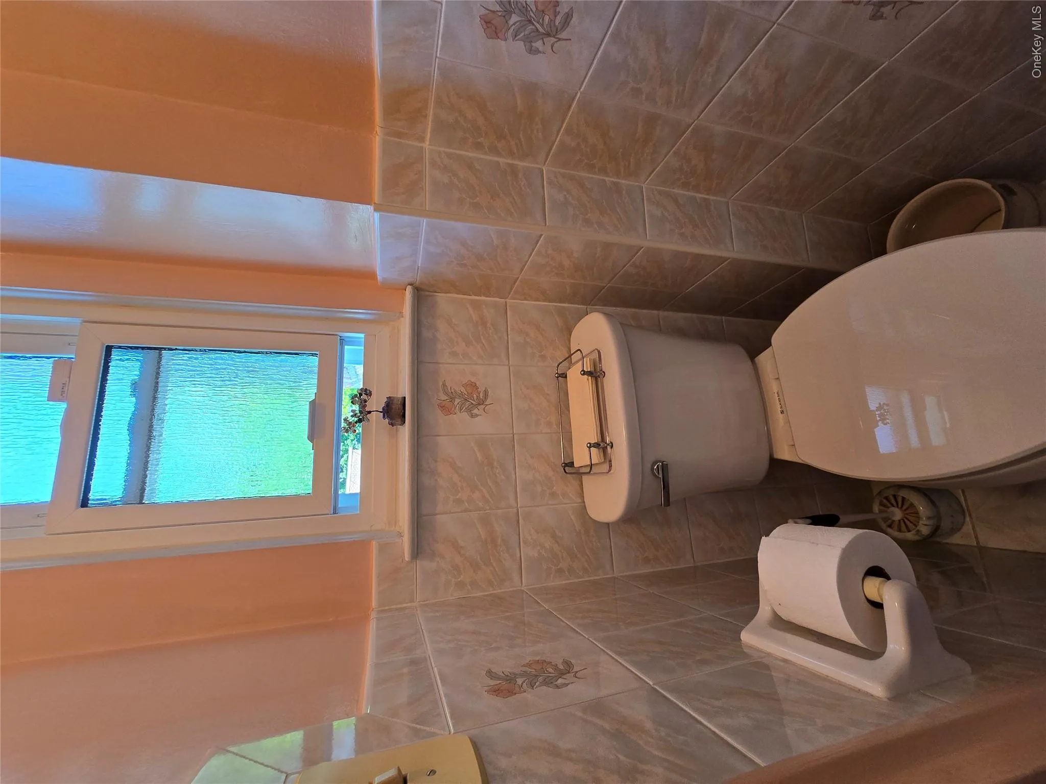 0.5 bath on first floor as soon as entering the front door>>> 0.5 bath on first floor as soon as entering the front door>>>