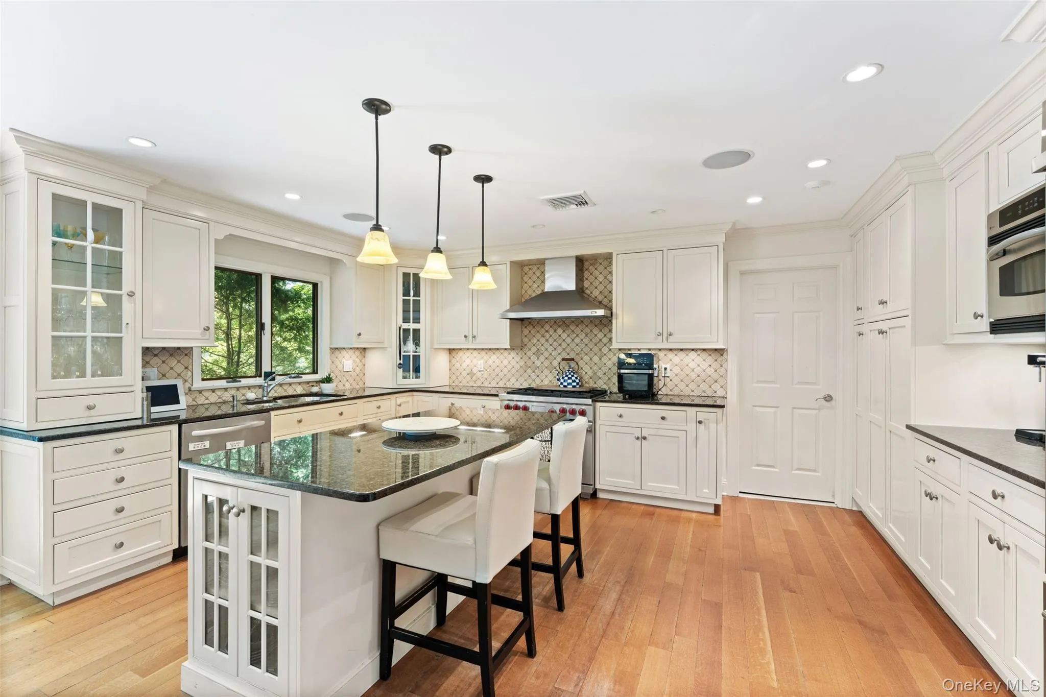 Beautiful, fully appointed Chef's kitchen with stainless steel appliances Beautiful, fully appointed Chef's kitchen with stainless steel appliances