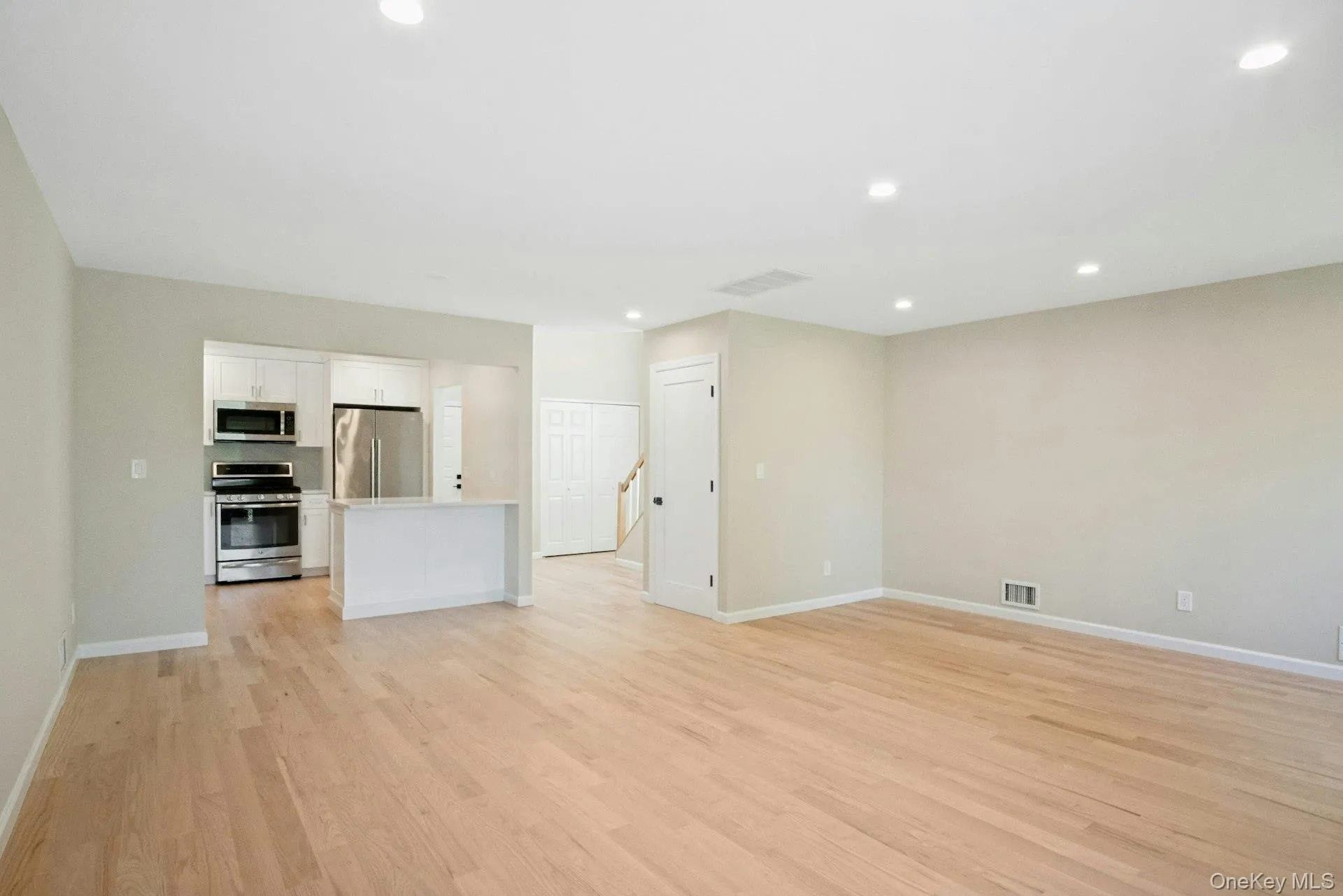 Open space to the kitchen. Open space to the kitchen.