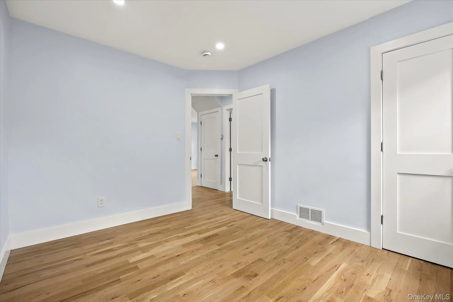 27 Circle Drive, Hempstead, NY, 5 Bedrooms Bedrooms, 6 Rooms Rooms,3 BathroomsBathrooms,Residential,For Rent,Circle,0,1012411 27 Circle Drive, Hempstead, NY, 5 Bedrooms Bedrooms, 6 Rooms Rooms,3 BathroomsBathrooms,Residential,For Rent,Circle,0,1012411