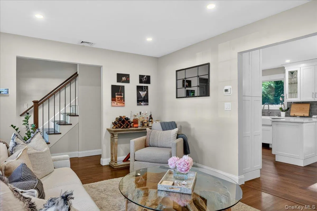 57 Hillside Avenue, Smithtown, NY, 3 Bedrooms Bedrooms, 7 Rooms Rooms,2 BathroomsBathrooms,Residential,For Rent,Hillside,0,1012416 57 Hillside Avenue, Smithtown, NY, 3 Bedrooms Bedrooms, 7 Rooms Rooms,2 BathroomsBathrooms,Residential,For Rent,Hillside,0,1012416