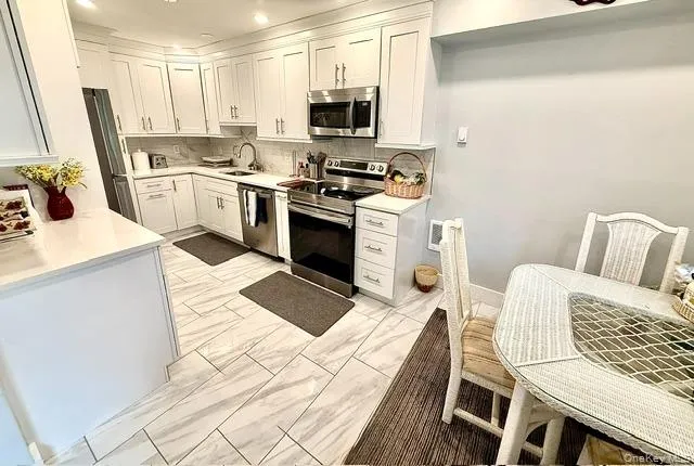 Kitchen also has eat-in dining area Kitchen also has eat-in dining area