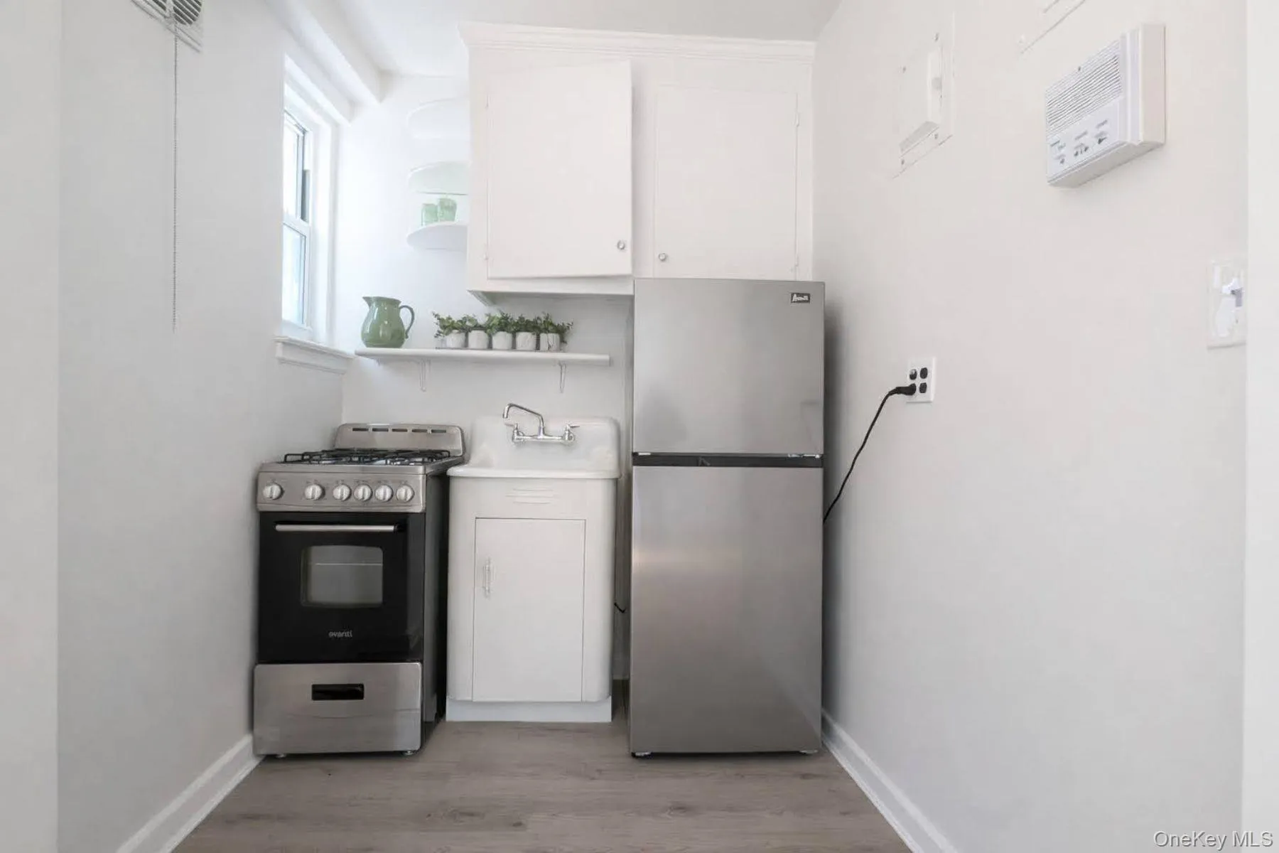 New stainless appliances, window New stainless appliances, window