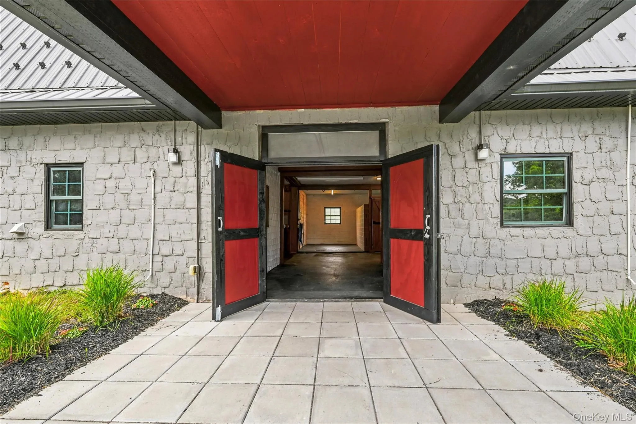 Barn entrance with View of Wash Stall / Hot & Cold Water Barn entrance with View of Wash Stall / Hot & Cold Water