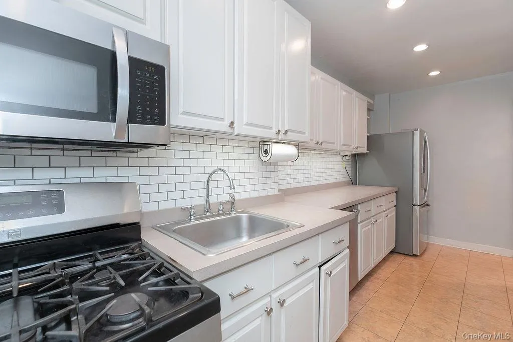 765 Bronx River Rd, Yonkers, NY, 2 Bedrooms Bedrooms, 5 Rooms Rooms,1 BathroomBathrooms,Residential,For Rent,Bronx River Rd,0,KEY1012457 765 Bronx River Rd, Yonkers, NY, 2 Bedrooms Bedrooms, 5 Rooms Rooms,1 BathroomBathrooms,Residential,For Rent,Bronx River Rd,0,KEY1012457