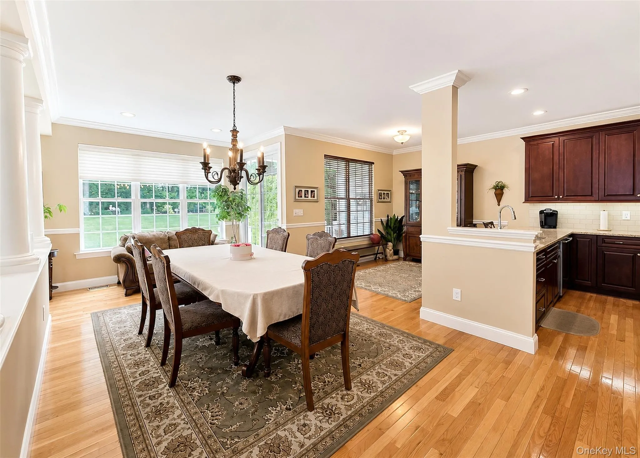 The Dining Rm Seamlessly Opens Into The Eik. The Dining Rm Seamlessly Opens Into The Eik.