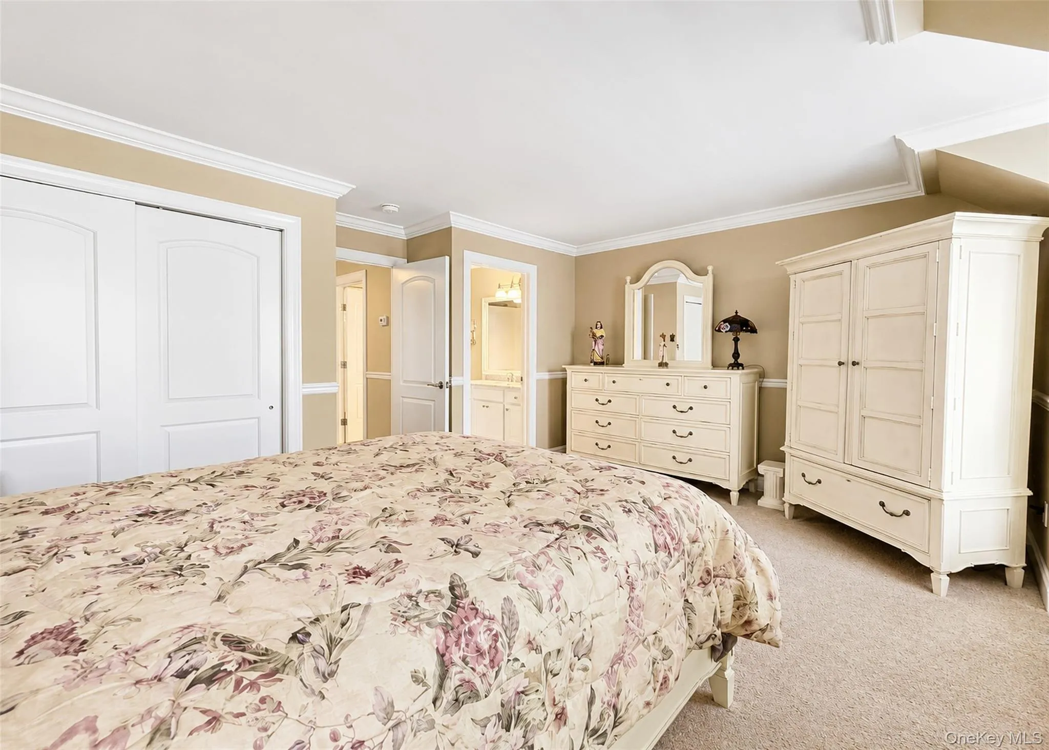 Double Closet & W/W Carpet. Double Closet & W/W Carpet.