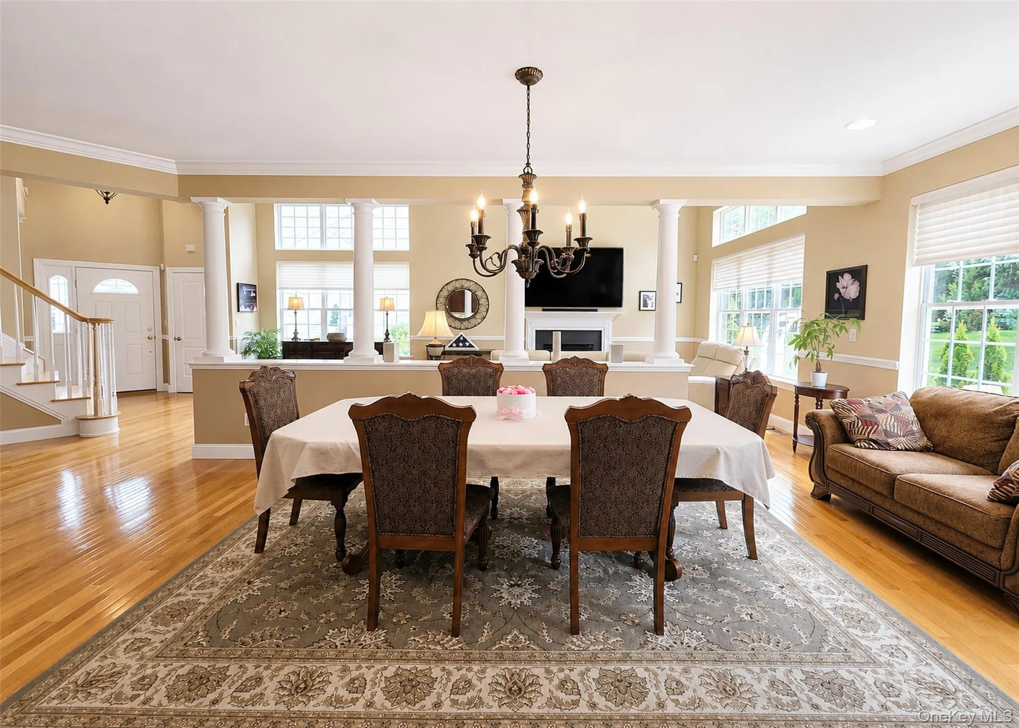 Banquet Sized Formal Dining Rm W/Ornate Chandelier (Stays), Hi-Hats, & HW Flooring. Banquet Sized Formal Dining Rm W/Ornate Chandelier (Stays), Hi-Hats, & HW Flooring.