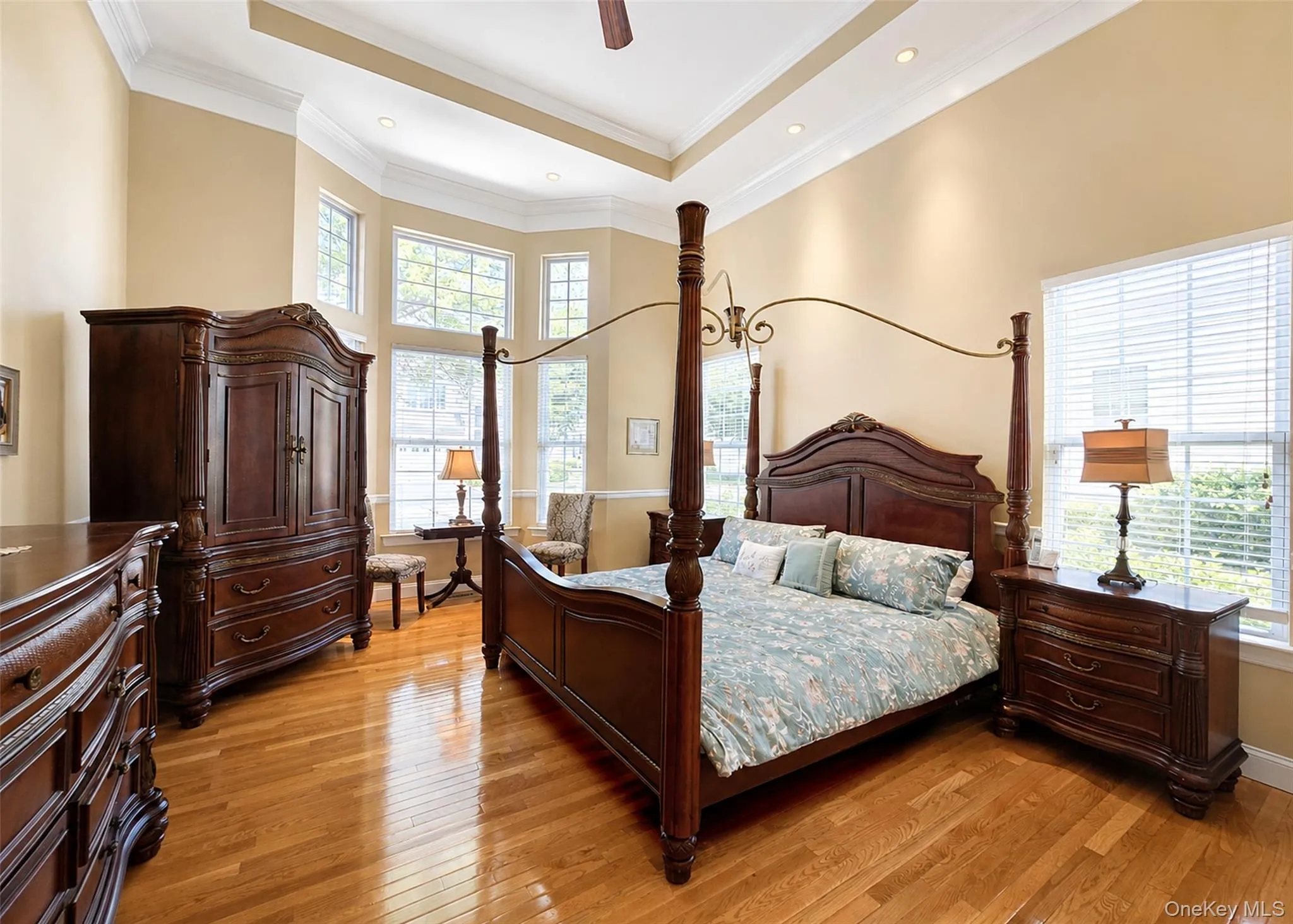 Huge Primary Bedrm W/Ensuite Boasts Bow-Style Floor To Ceiling Windows. Huge Primary Bedrm W/Ensuite Boasts Bow-Style Floor To Ceiling Windows.