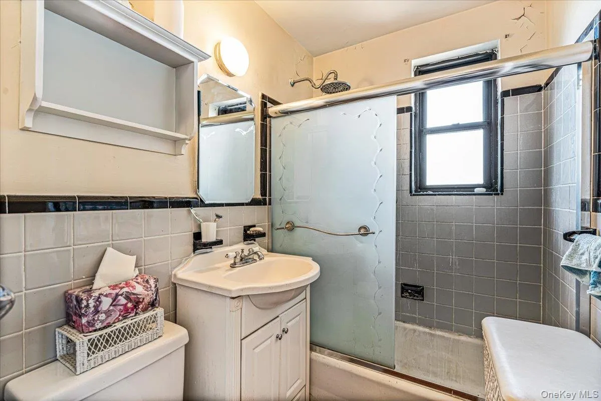 5224 65th Place, New York, NY, 2 Bedrooms Bedrooms, 5 Rooms Rooms,1 BathroomBathrooms,Residential,For Rent,65th,0,1012472 5224 65th Place, New York, NY, 2 Bedrooms Bedrooms, 5 Rooms Rooms,1 BathroomBathrooms,Residential,For Rent,65th,0,1012472