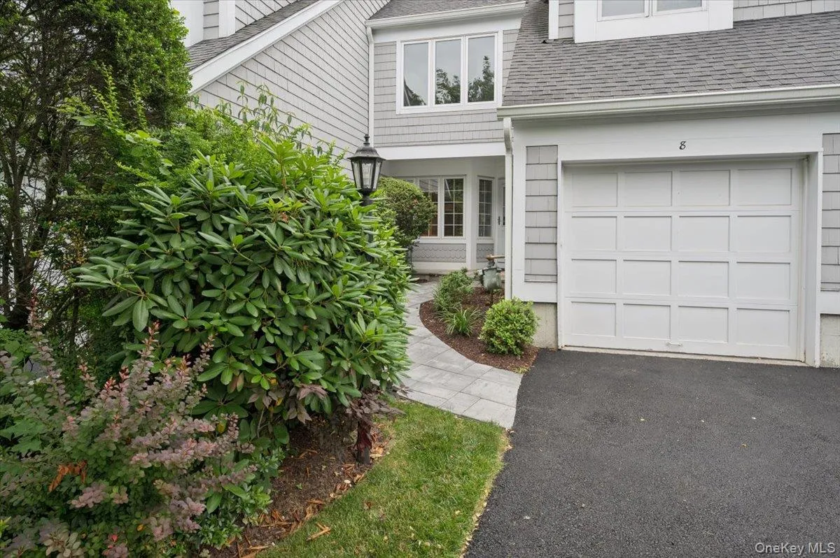 Welcome to 8 Oakcrest Lane! Welcome to 8 Oakcrest Lane!