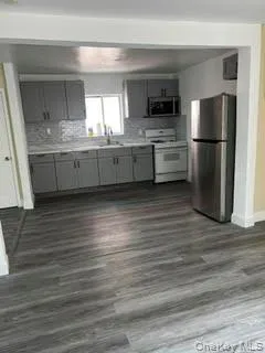 917 East 82nd Street, New York, NY, 3 Bedrooms Bedrooms, 7 Rooms Rooms,2 BathroomsBathrooms,Residential Lease,For Rent,East 82nd,0,1012552 917 East 82nd Street, New York, NY, 3 Bedrooms Bedrooms, 7 Rooms Rooms,2 BathroomsBathrooms,Residential Lease,For Rent,East 82nd,0,1012552