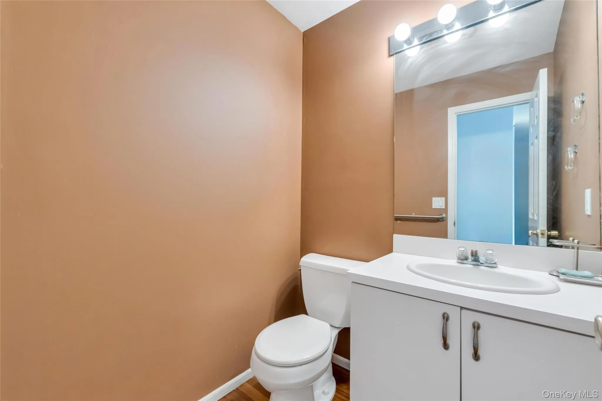 Downstairs 1/2 Bathroom Downstairs 1/2 Bathroom