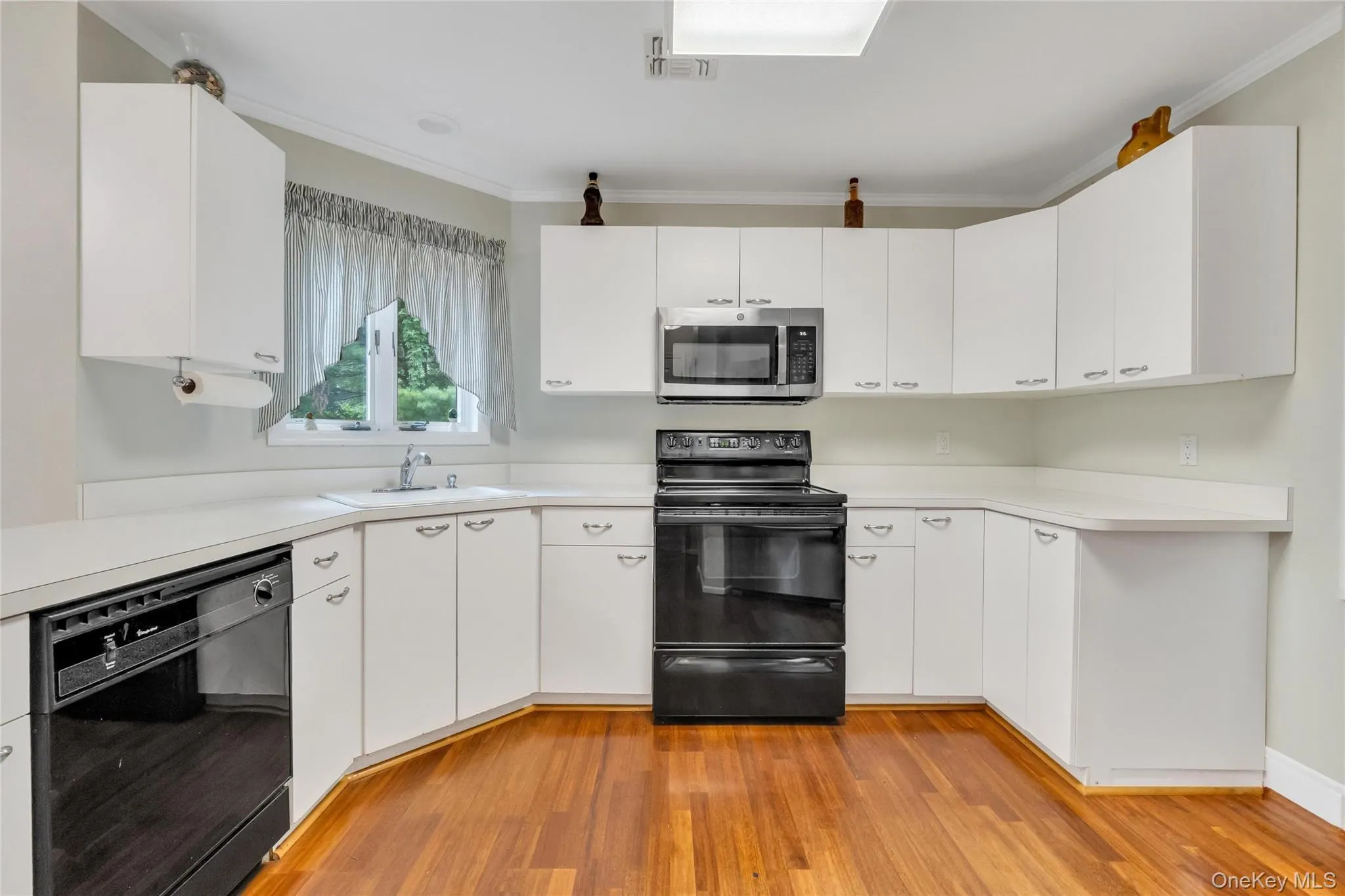 Eat in Kitchen -Formica cabinets and countertop. Hardwood floors Eat in Kitchen -Formica cabinets and countertop. Hardwood floors