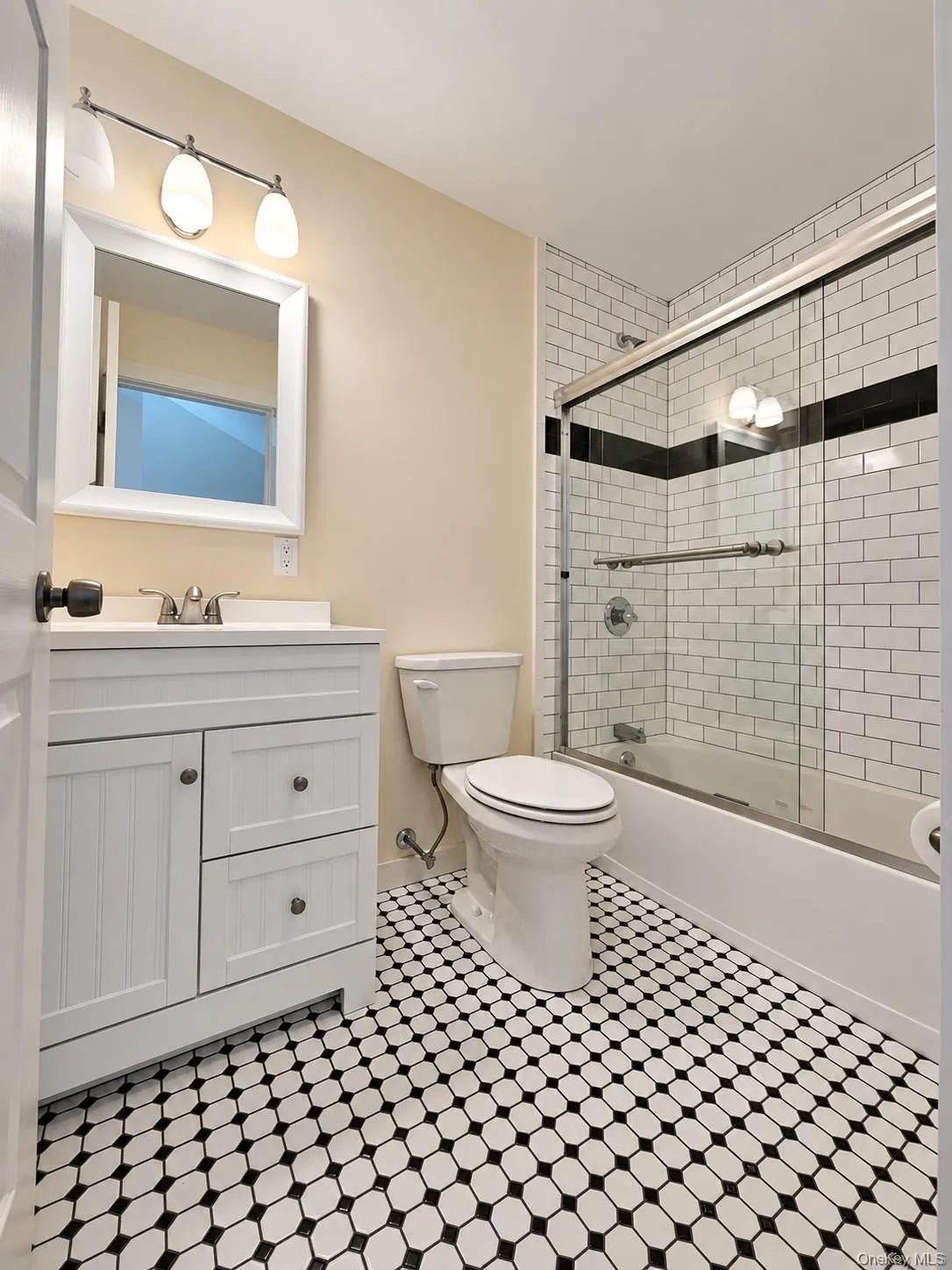 Master BR bath 1st flr Master BR bath 1st flr