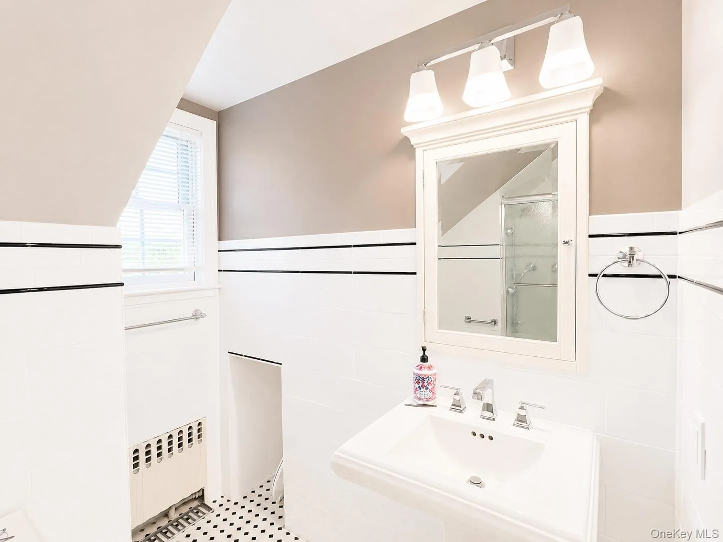 15 Anita Place, Oyster Bay, NY, 4 Bedrooms Bedrooms, 8 Rooms Rooms,3 BathroomsBathrooms,Residential,For Rent,Anita,0,1012598 15 Anita Place, Oyster Bay, NY, 4 Bedrooms Bedrooms, 8 Rooms Rooms,3 BathroomsBathrooms,Residential,For Rent,Anita,0,1012598