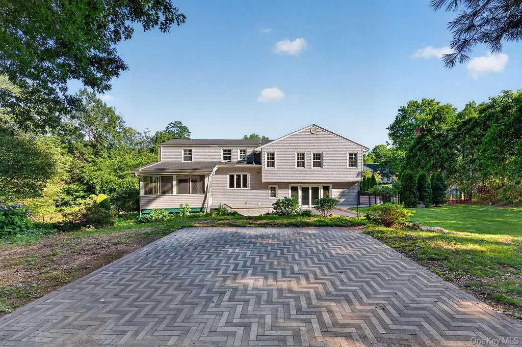 SPACIOUS PATIO RESORT STYLE SETTING SPACIOUS PATIO RESORT STYLE SETTING