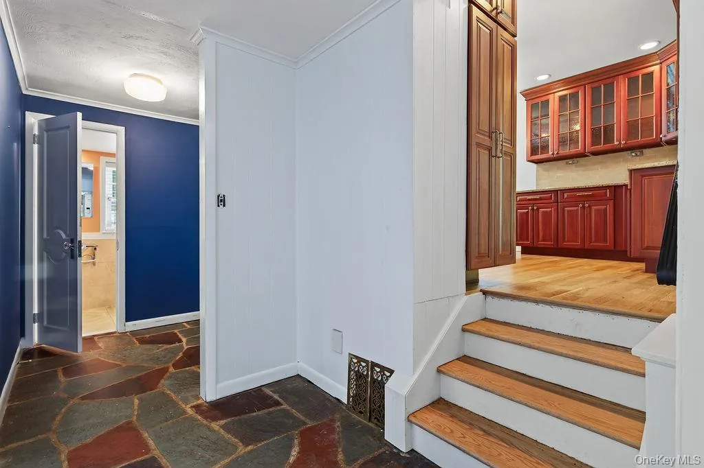 ENTRY FROM FOYER TO KITCHEN ENTRY FROM FOYER TO KITCHEN