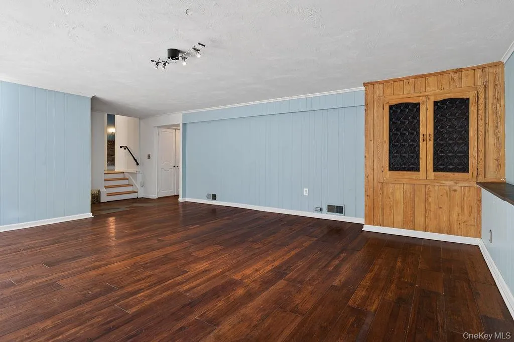 GREAT ROOM VERY SPACIOUS AND SLIDING DOORS TO BACKYARD GREAT ROOM VERY SPACIOUS AND SLIDING DOORS TO BACKYARD