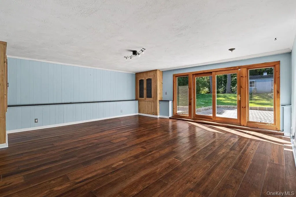 FLEXIBLE LIVING SPACE MEDIA ROOM .DOORS TO OUTSIDE OASIS FLEXIBLE LIVING SPACE MEDIA ROOM .DOORS TO OUTSIDE OASIS