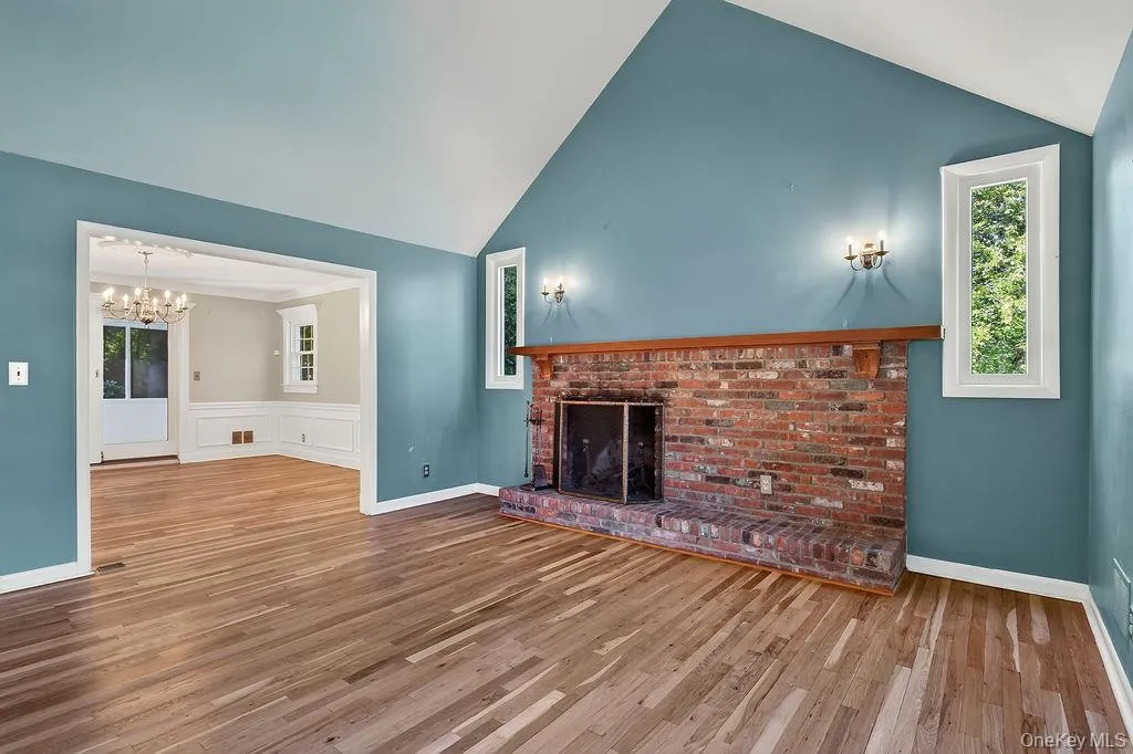 FLOOR TO CEILING OPENNESS LIVING ROOM FLOOR TO CEILING OPENNESS LIVING ROOM