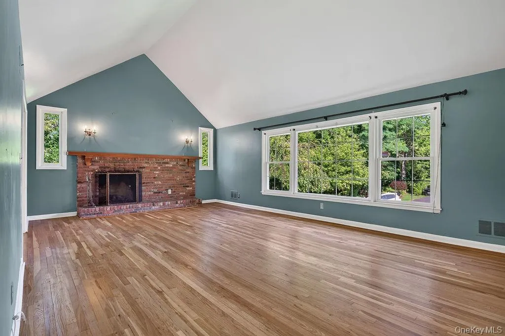 BRICK WOOD BURNING FIREPLACE LIVING ROOM BRICK WOOD BURNING FIREPLACE LIVING ROOM