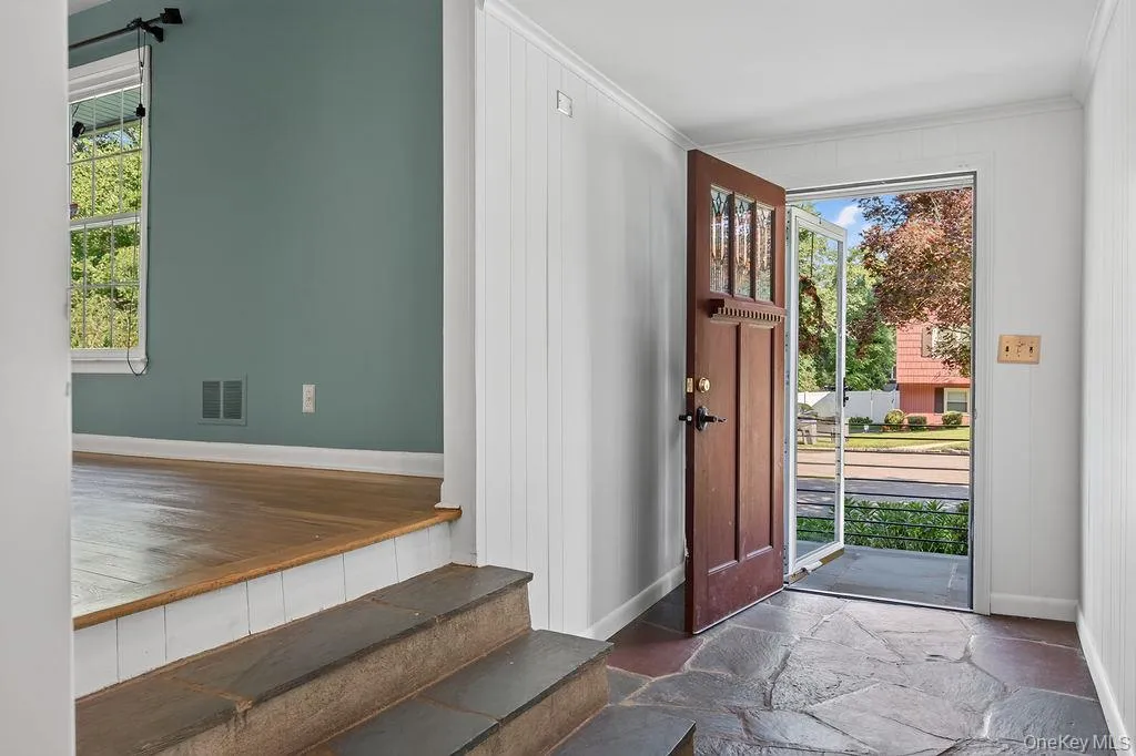 BRIGHT AND AIRY ENTRANCE BRIGHT AND AIRY ENTRANCE