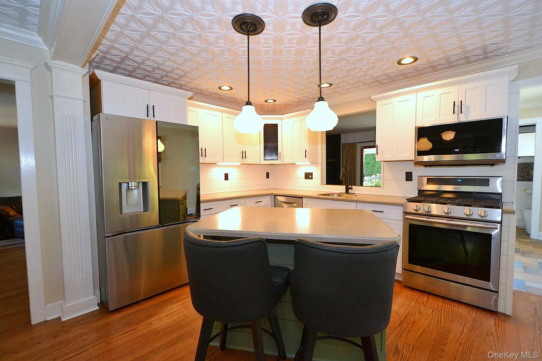 Island seating - SS appliances Island seating - SS appliances