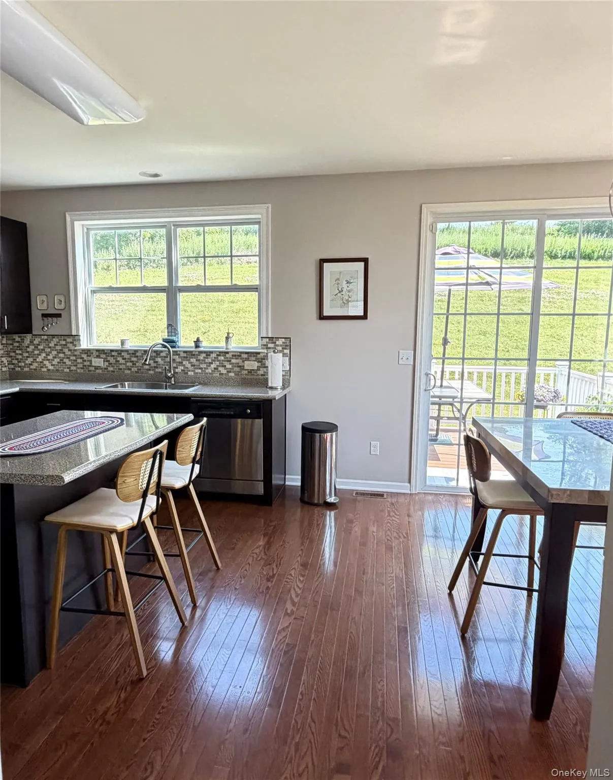 Eat-in Kitchen Eat-in Kitchen