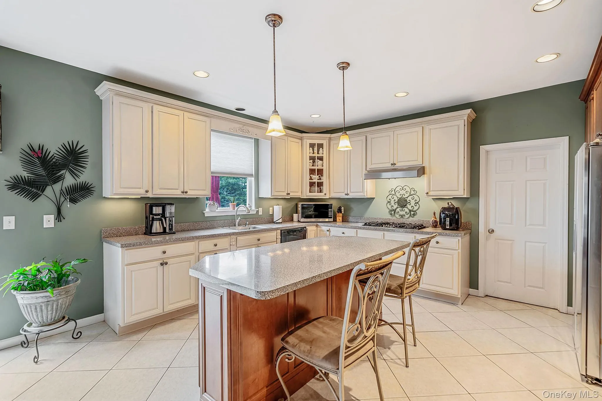 6 Westover Court, Brookhaven, NY, 5 Bedrooms Bedrooms, 12 Rooms Rooms,3 BathroomsBathrooms,Residential,For Rent,Westover,0,KEY1012630 6 Westover Court, Brookhaven, NY, 5 Bedrooms Bedrooms, 12 Rooms Rooms,3 BathroomsBathrooms,Residential,For Rent,Westover,0,KEY1012630