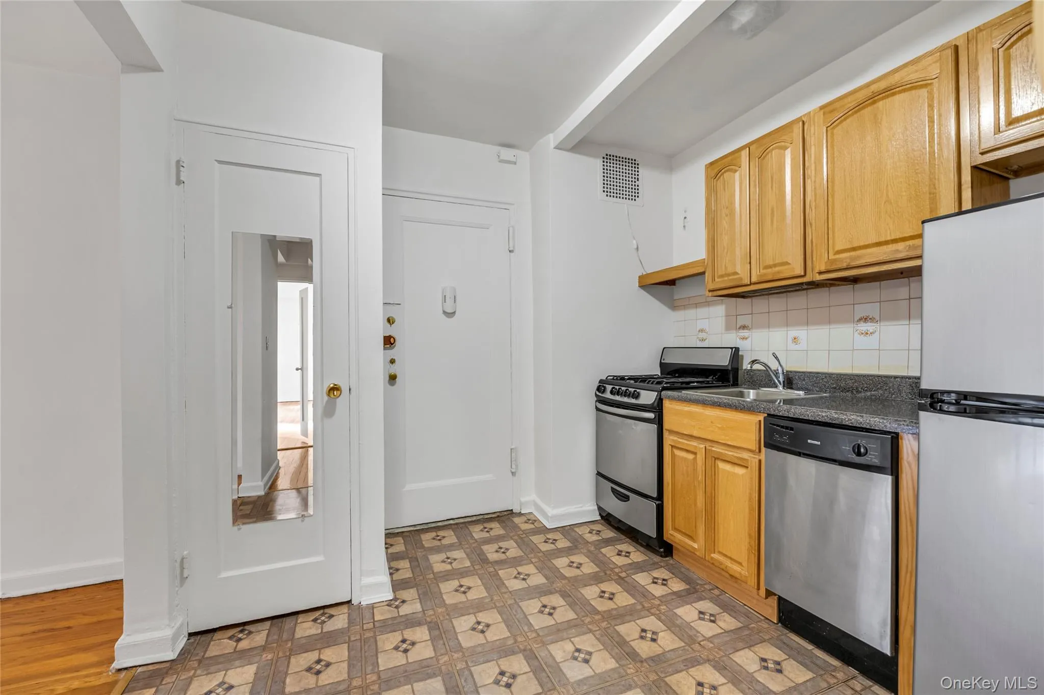 9963 66 Avenue, New York, NY, 1 Bedroom Bedrooms, 3 Rooms Rooms,1 BathroomBathrooms,Residential,For Rent,66,0,1012657 9963 66 Avenue, New York, NY, 1 Bedroom Bedrooms, 3 Rooms Rooms,1 BathroomBathrooms,Residential,For Rent,66,0,1012657