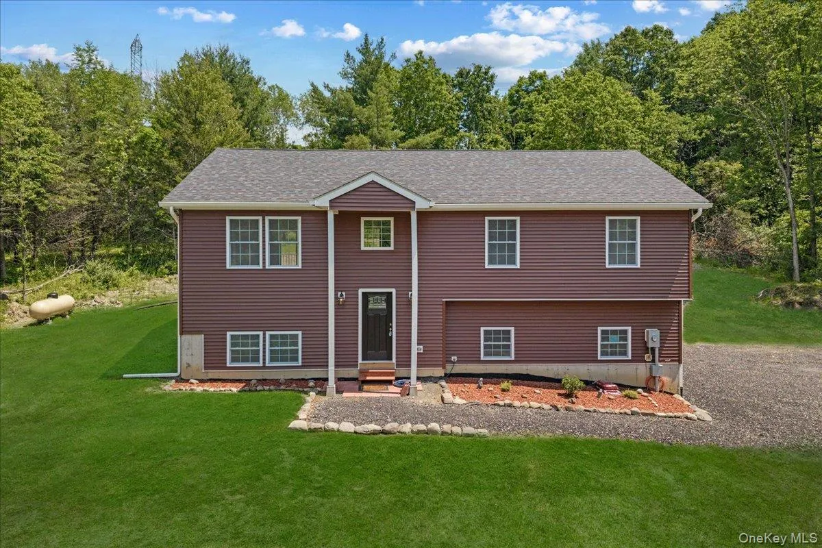 Gorgeous home, ready to move right in! (Yard photos are enhanced to show the potential after seeding). Gorgeous home, ready to move right in! (Yard photos are enhanced to show the potential after seeding).