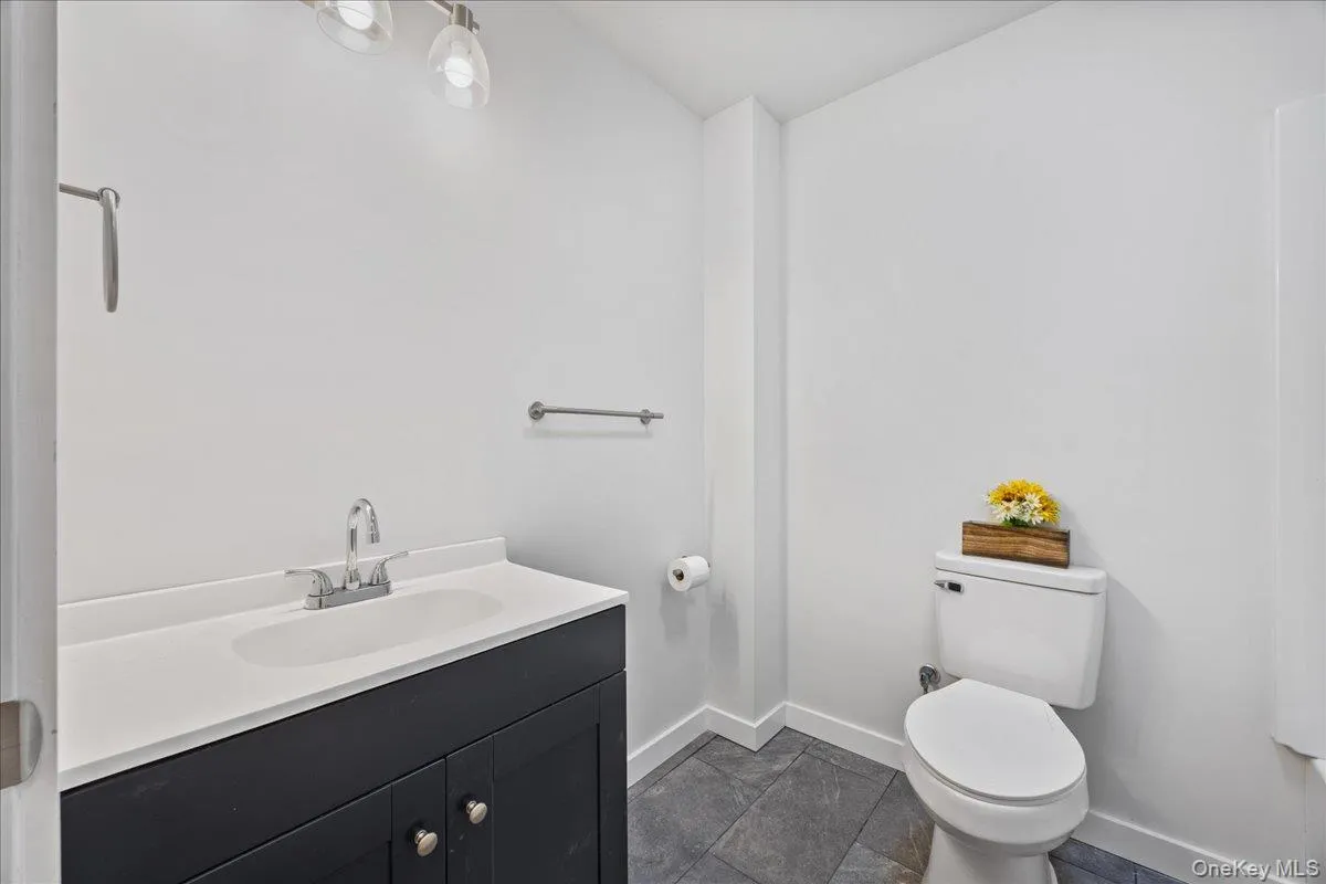 Full guest bathroom. Full guest bathroom.