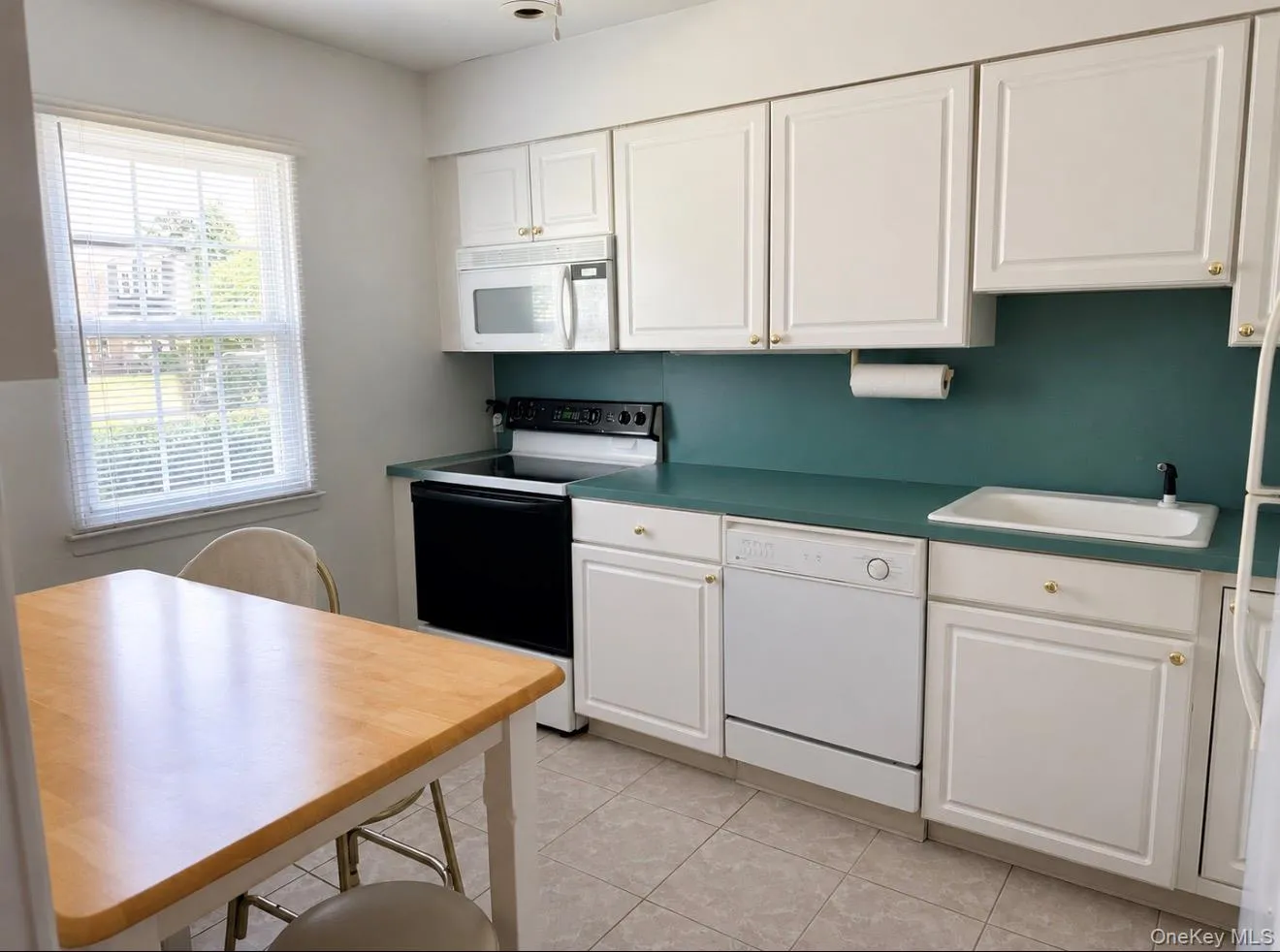 bright and sunny eat-in kitchen bright and sunny eat-in kitchen