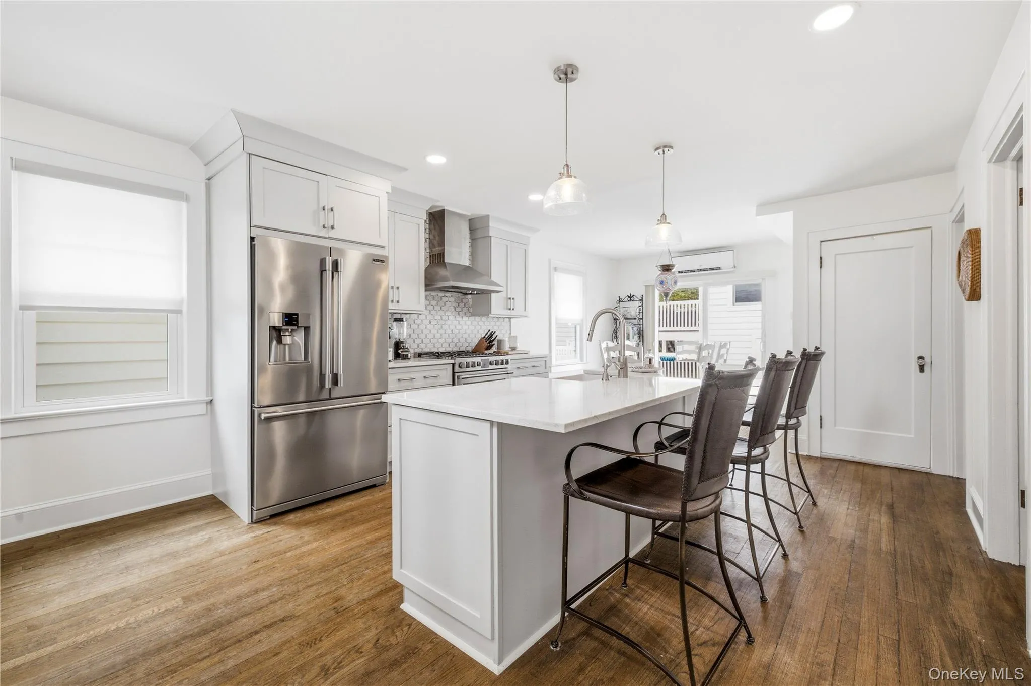 Chef's Kitchen w/ oversized Island Chef's Kitchen w/ oversized Island