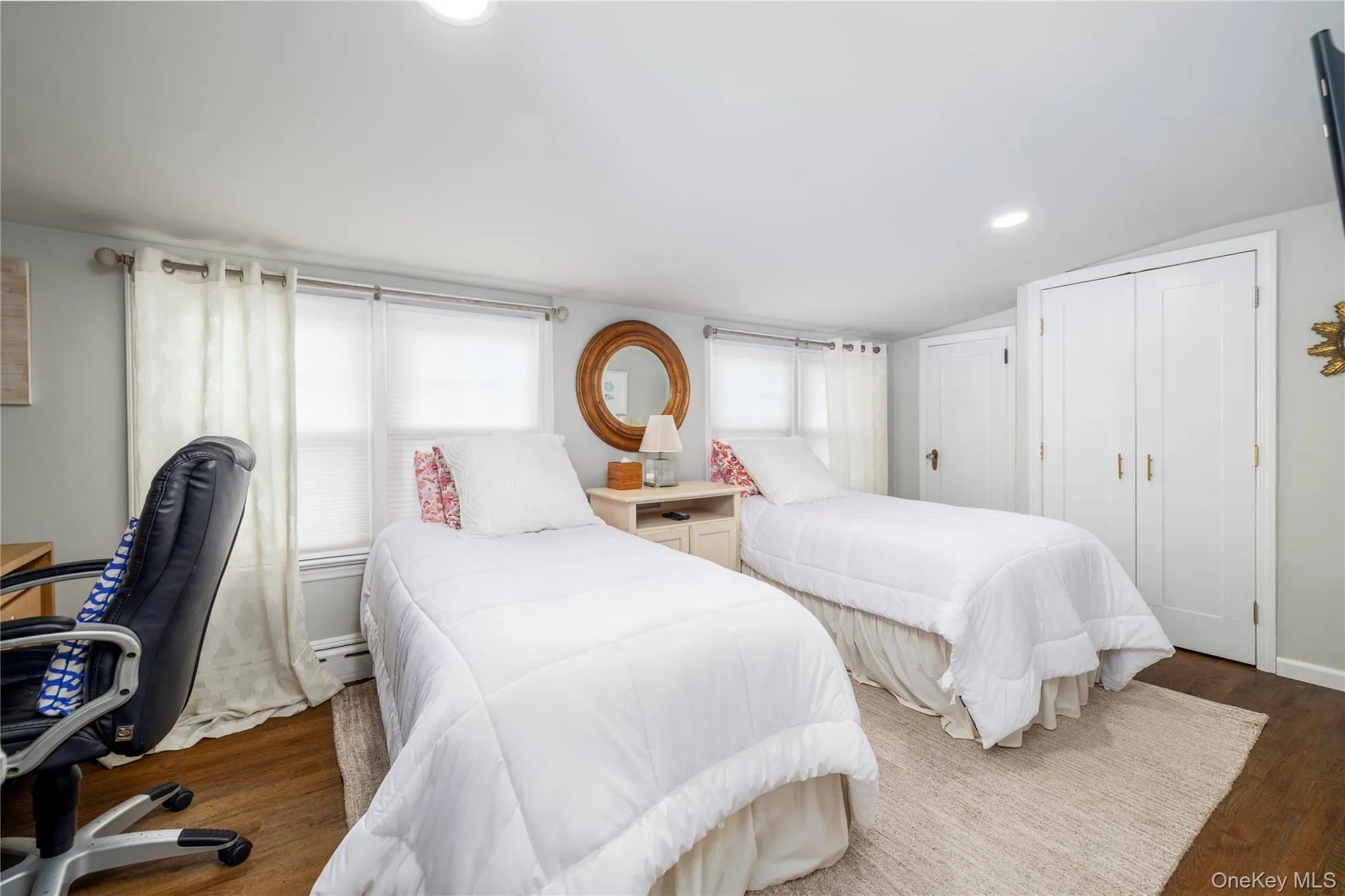 Oversized Bedroom Upstairs/ Home Office Oversized Bedroom Upstairs/ Home Office
