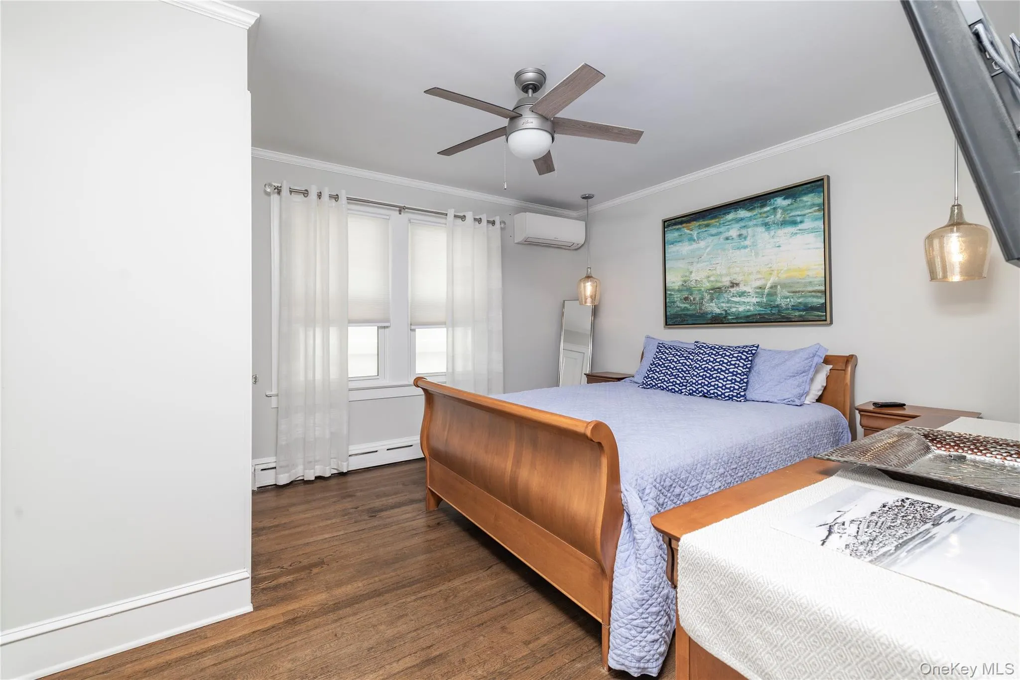Large Bedroom on 1st Floor Large Bedroom on 1st Floor