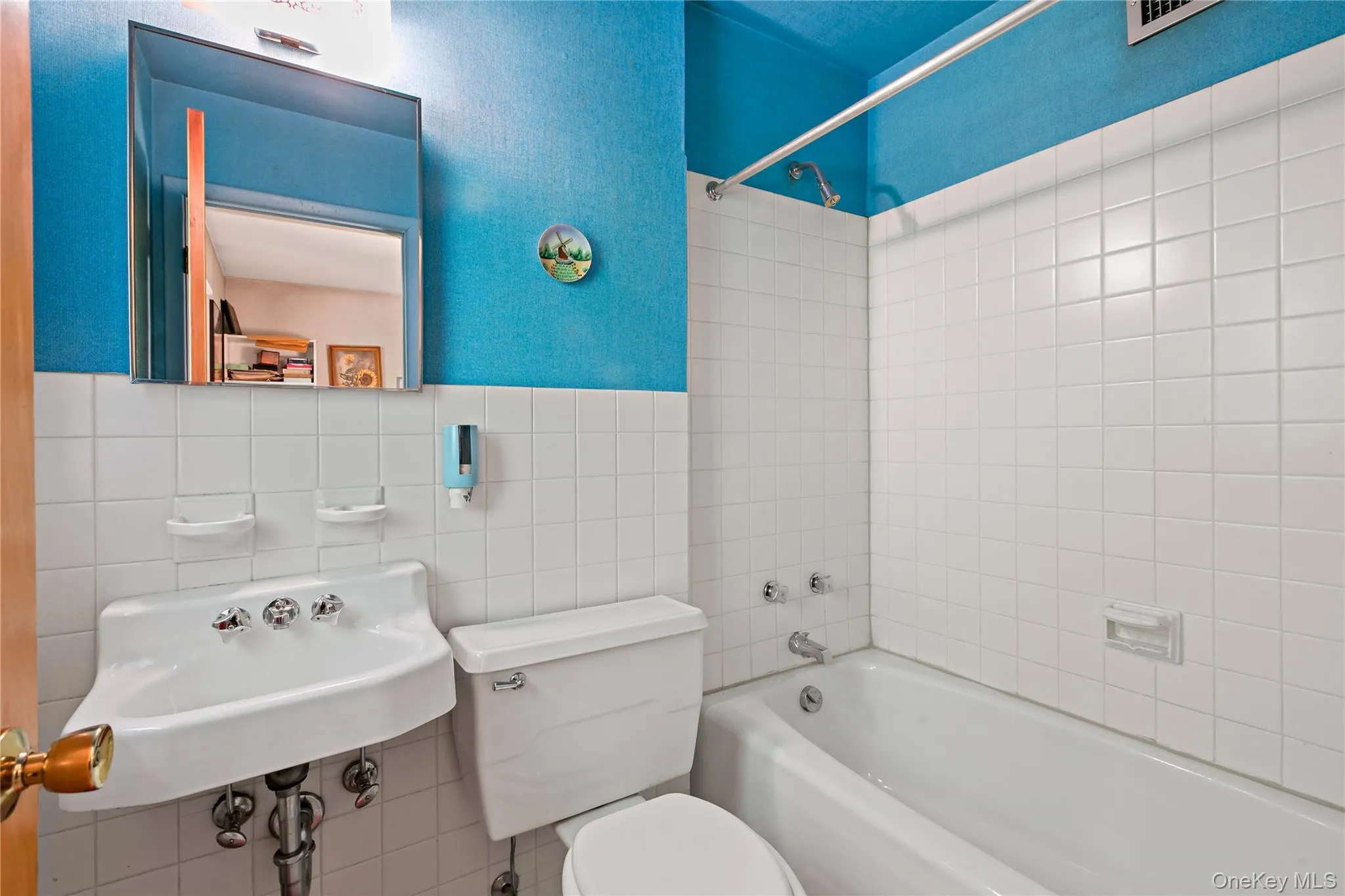 Ensuite bath in bedroom #1 Ensuite bath in bedroom #1