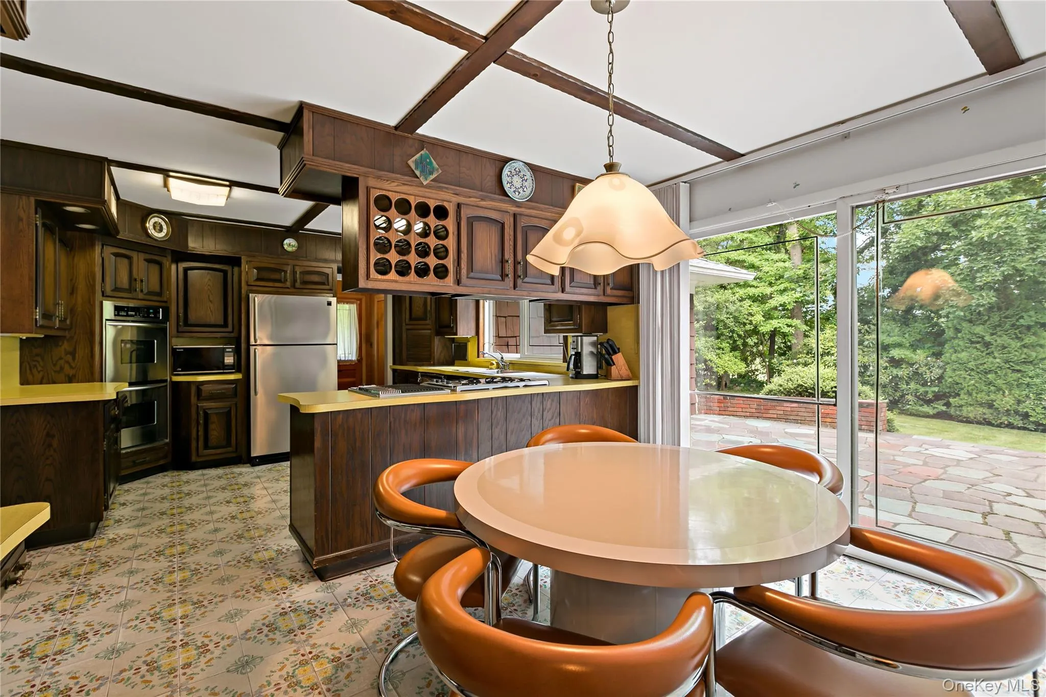 Great space for entertaining - sliders to the back patio for outdoor BBQ's Great space for entertaining - sliders to the back patio for outdoor BBQ's