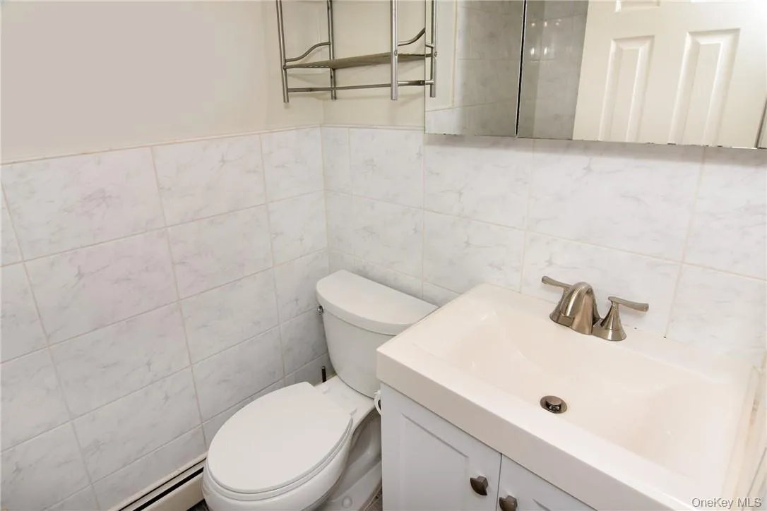 Bathroom w/ WI Shower Bathroom w/ WI Shower