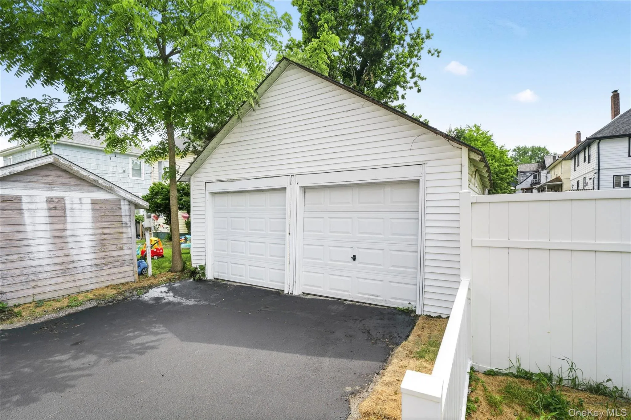 Spacious 2 car garage with a freshly sealed 4/5 car driveway. Spacious 2 car garage with a freshly sealed 4/5 car driveway.