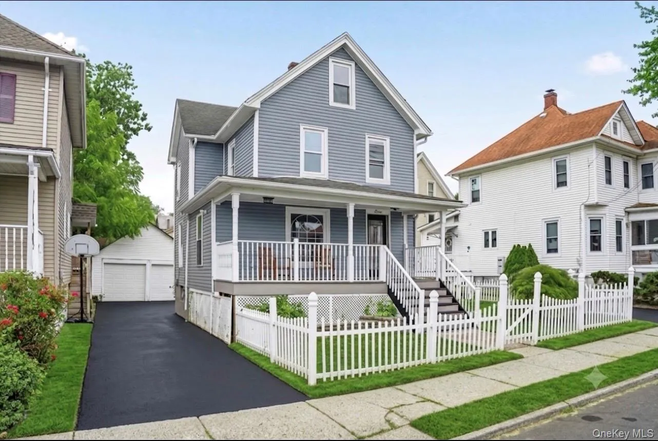 Complemented with a sealed driveway and fresh cut lawn/ Complemented with a sealed driveway and fresh cut lawn/