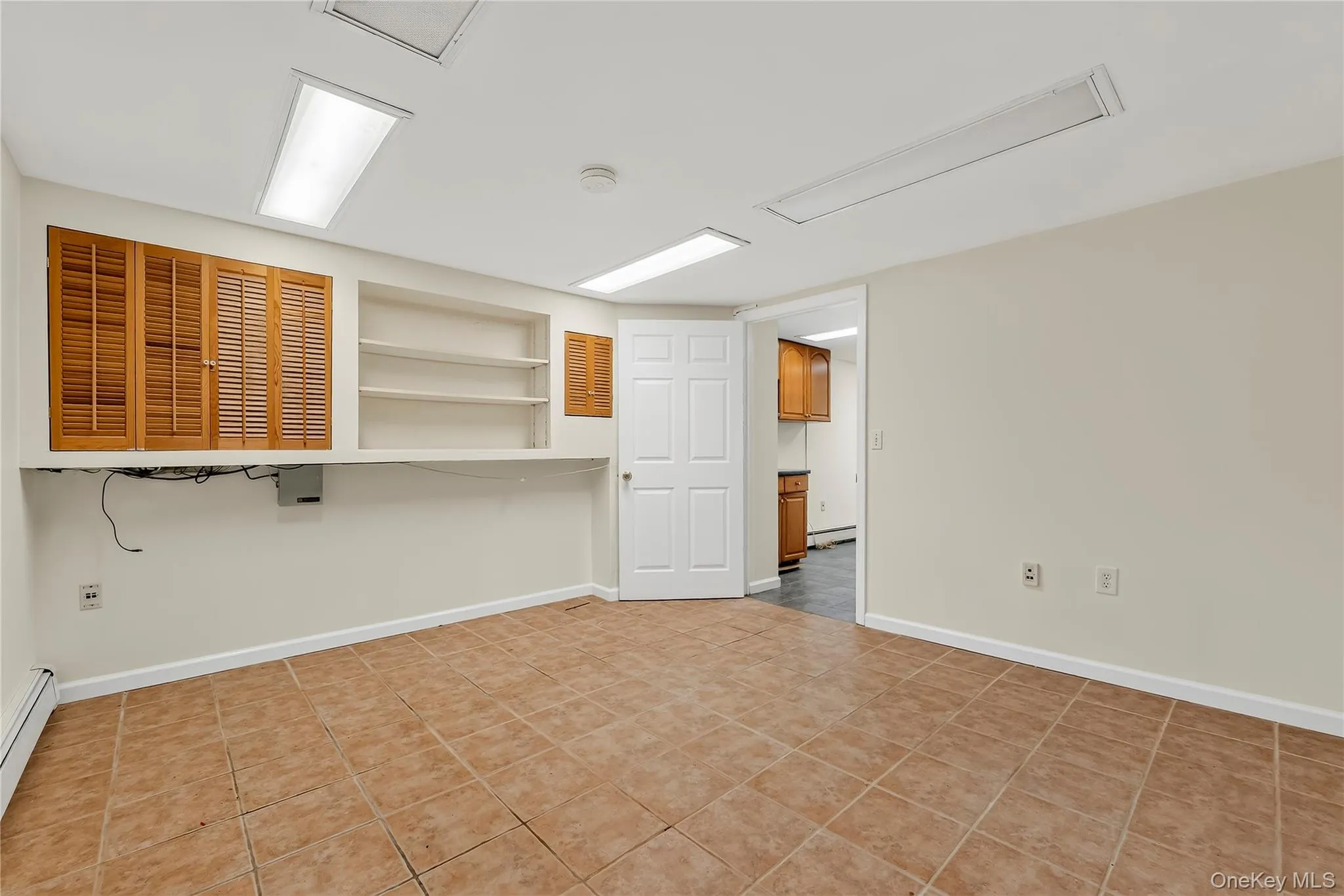 Additional room in the lower level - unlimited possibilities. Additional room in the lower level - unlimited possibilities.