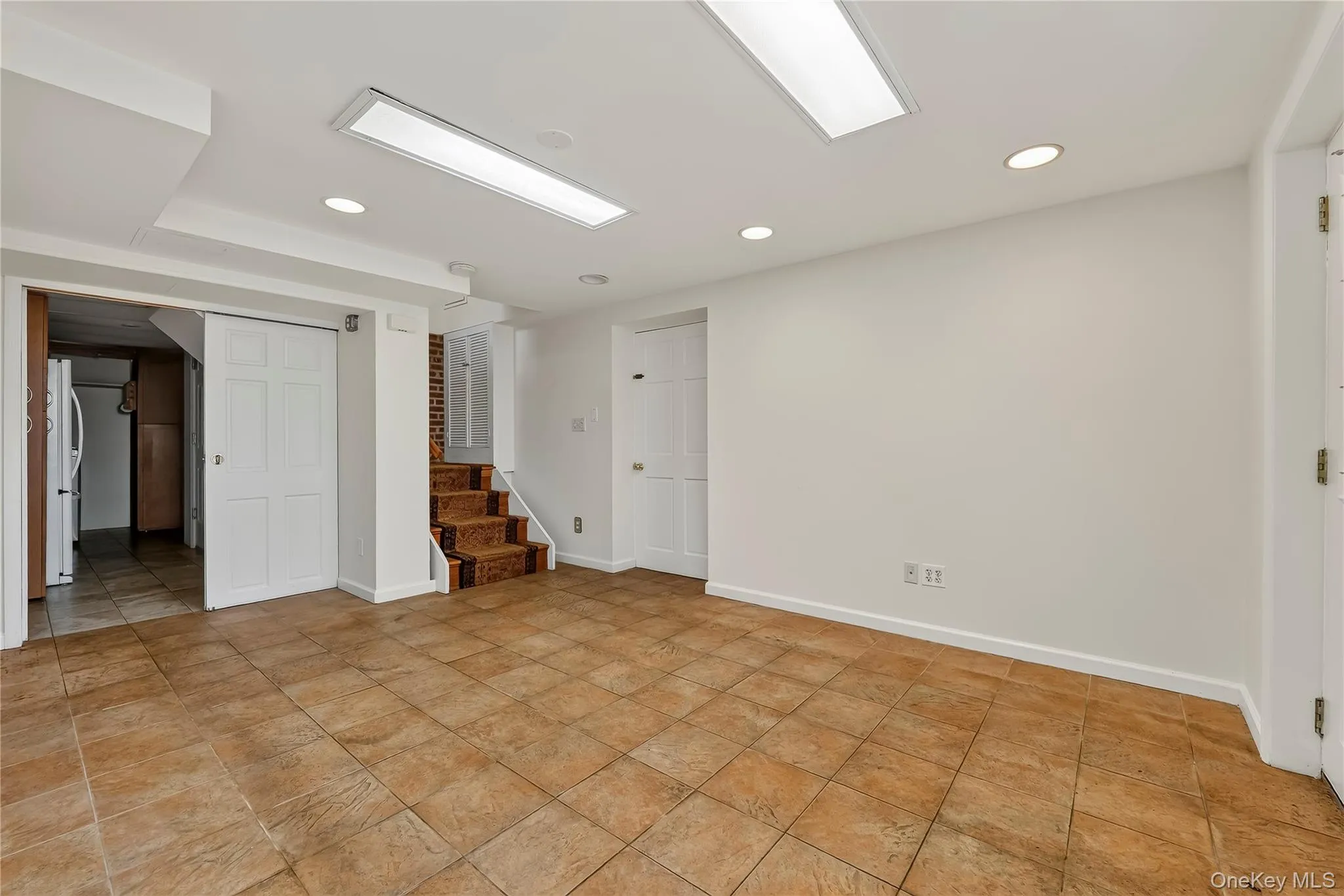Additional view. House is zoned for professional use and access to outside makes it suitable for a home office. Additional view. House is zoned for professional use and access to outside makes it suitable for a home office.