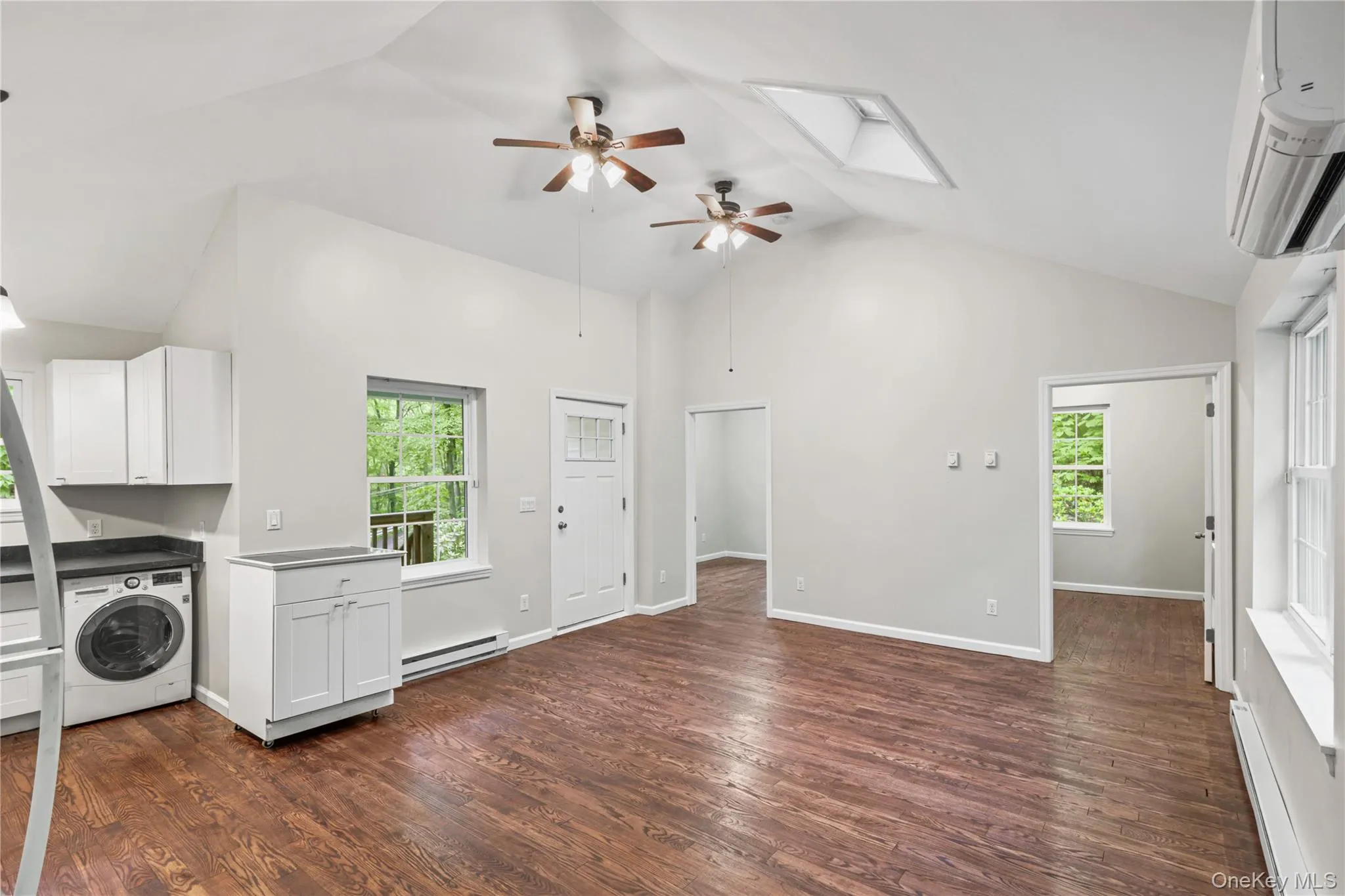 Alternate view of Cottage facing the 2 bedrooms. Alternate view of Cottage facing the 2 bedrooms.